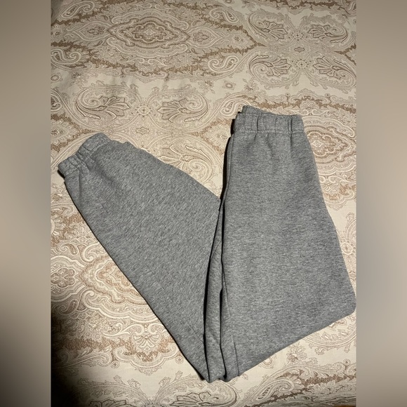 Aritzia sweatpants - Picture 1 of 9